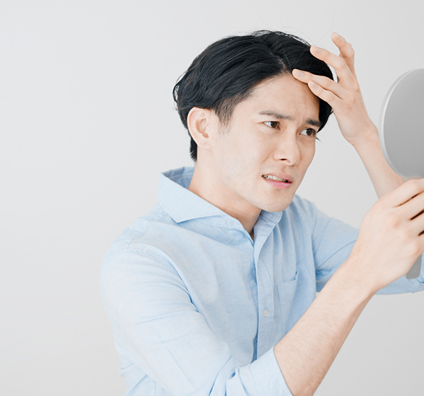 AGA治療で起こる初期脱毛とは？メカニズムや適切な対応を紹介 | DEMI