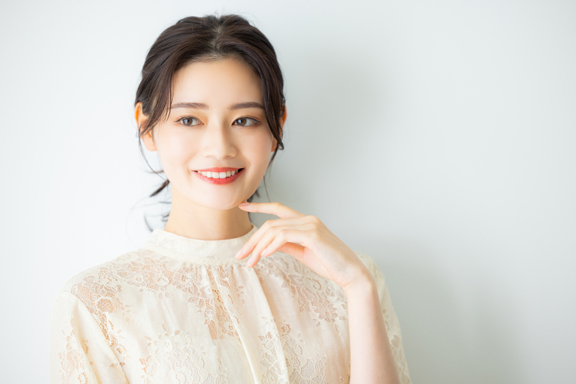 ヘアセットをした女性の画像