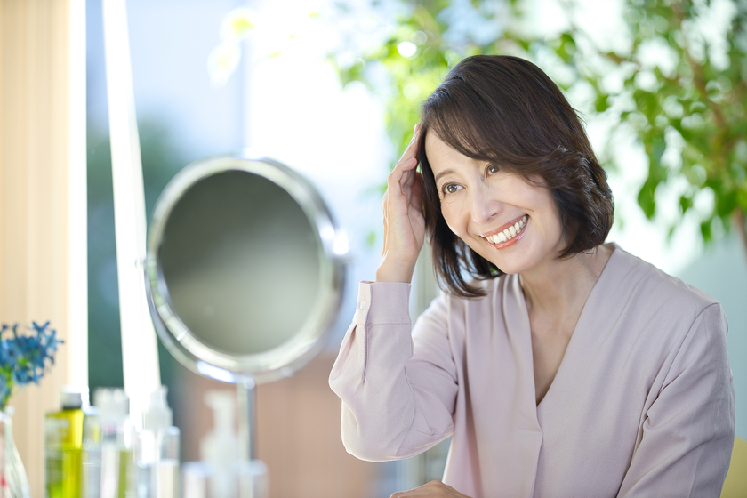 鏡を見る女性の画像