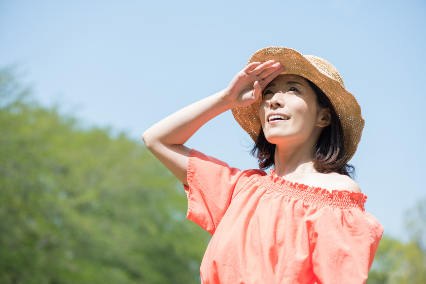 紫外線を気にする女性の画像