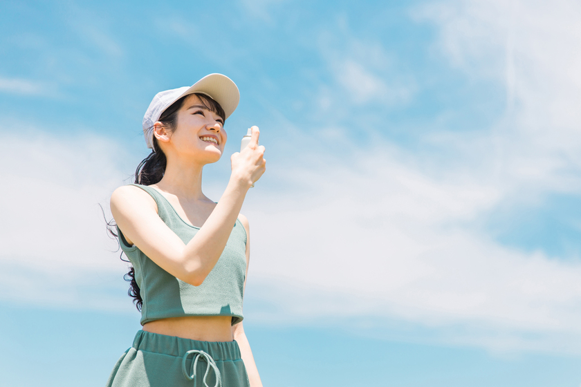 紫外線対策をする女性の画像