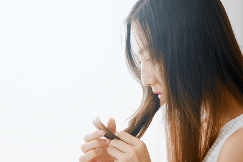 髪を触る女性の画像