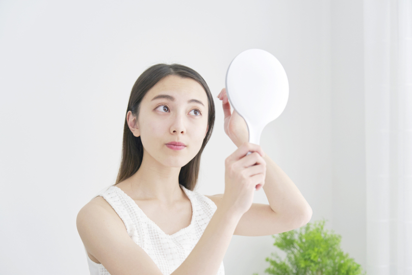 髪の分け目が薄く見えるのはなぜ？原因と印象が変わるおすすめの対策を紹介の写真