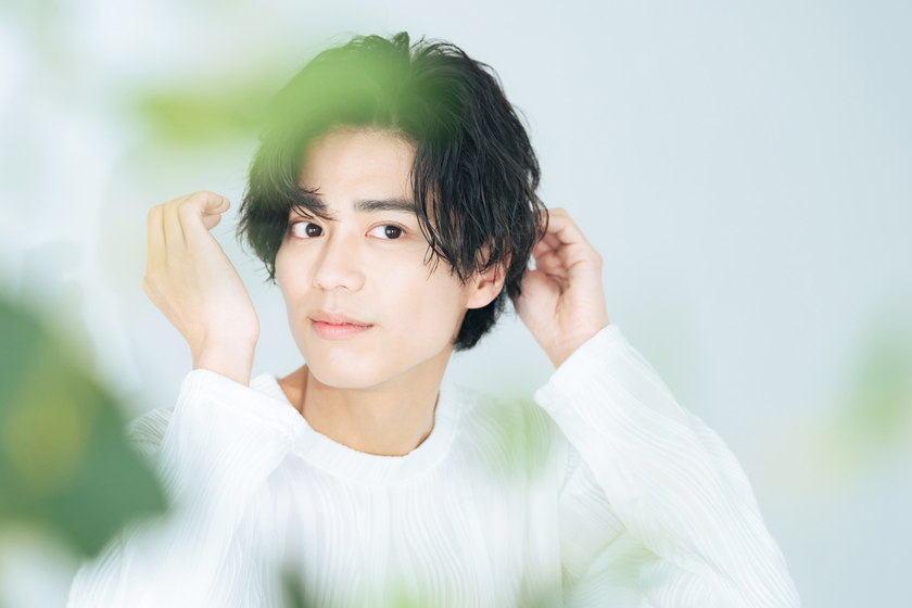 男性がヘアセットをしている画像