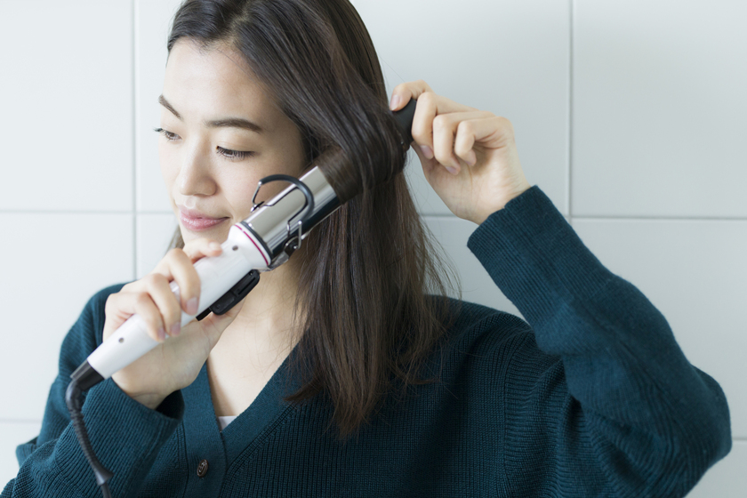 コテで巻き髪アレンジを自在に!初心者でもできる基本の巻き方を紹介の写真