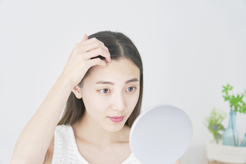 この抜け毛、ストレスが原因？ストレスによる抜け毛の特徴や、抜け毛対策も解説の写真
