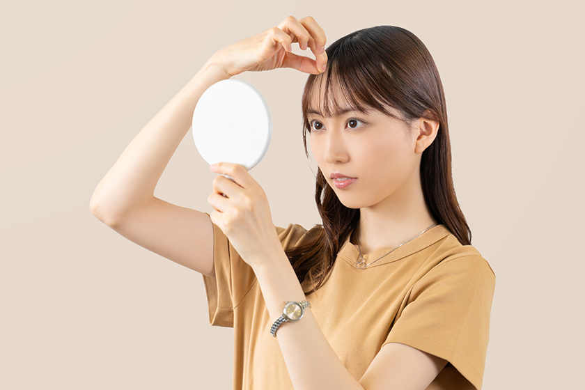 前髪が割れないようにするための方法の画像