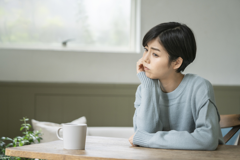 女性が悩んでいる画像