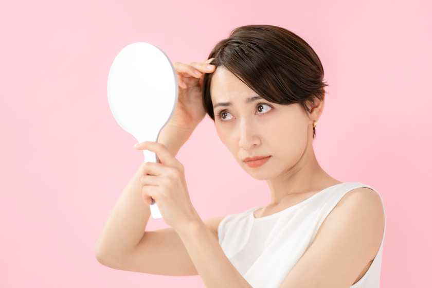 髪を気にしている画像