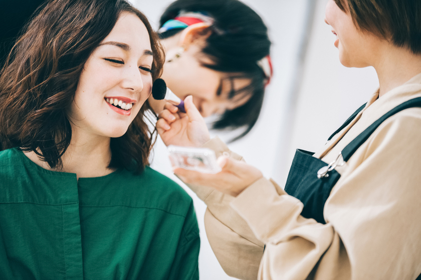 ヘアメイクをしている画像