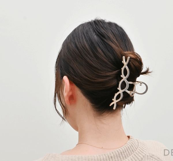 簡単アレンジでこなれ感を演出！バンスクリップの使い方を解説 | DEMI