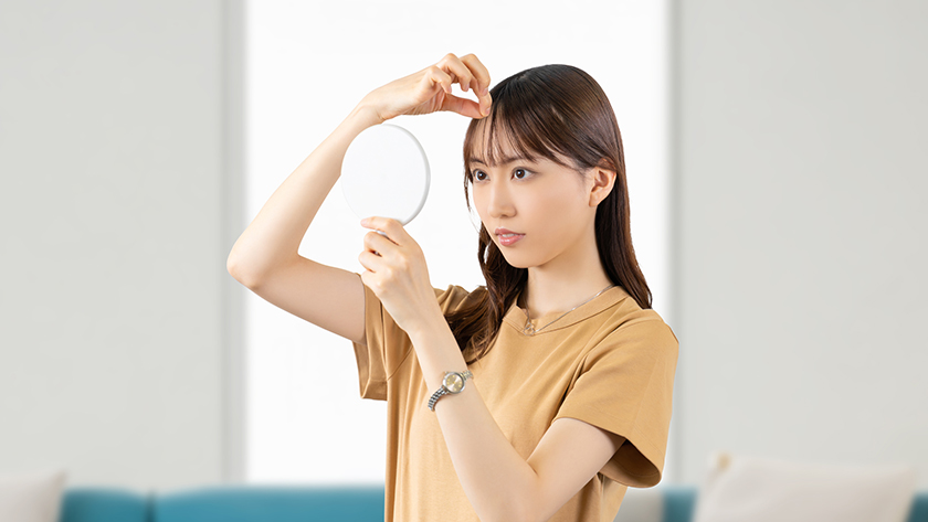 前髪をきれいに流す際の下準備の画像