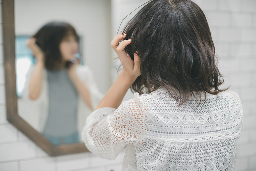 寝ぐせがつくのはなぜ？つけにくくする習慣、手早いケア方法を紹介の写真