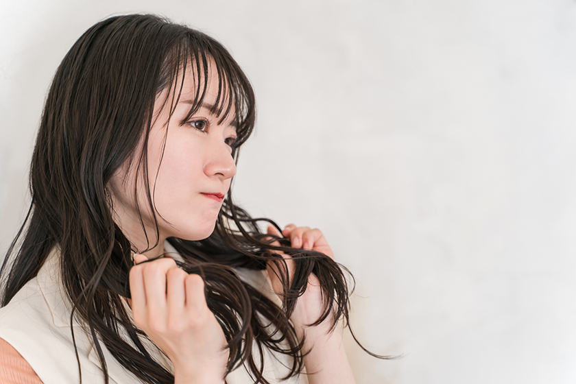 くせ毛に悩む女性の画像