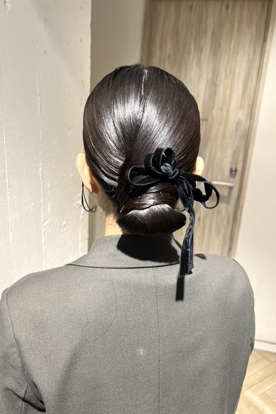 大人っぽく上品なローシニヨンの画像