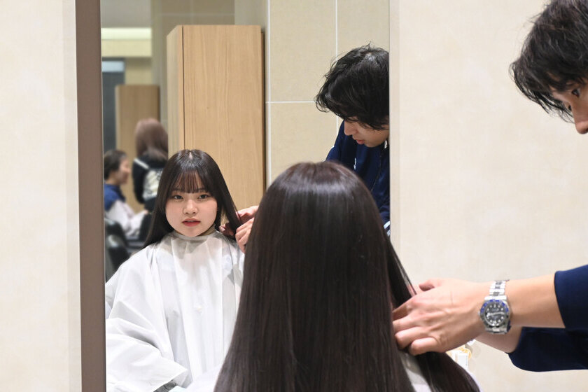 齋藤様がモデルの髪を触っている画像