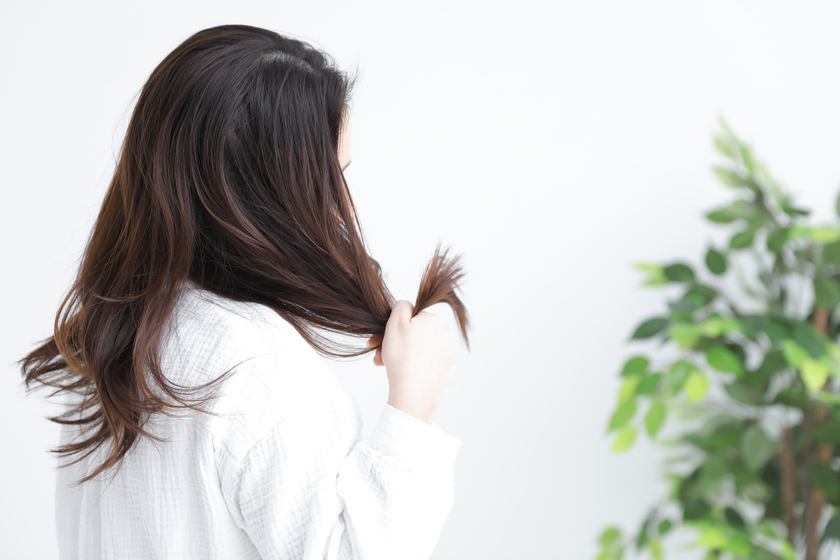 髪を触る女性の画像