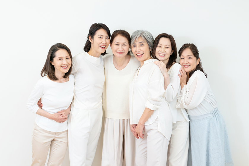 さまざまな年代の女性の画像