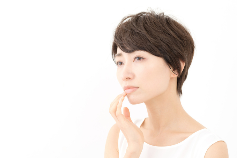 生理前の肌荒れはなぜ？女性ホルモンの影響で肌・髪が変化する原因を解説！の写真