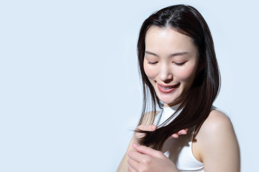 髪を触る女性の画像