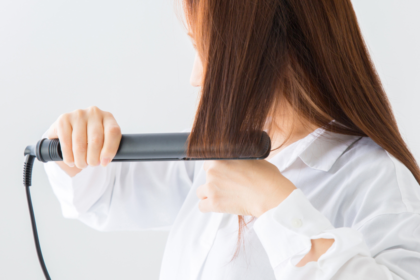 ヘアアイロンでヘアセットをしている画像