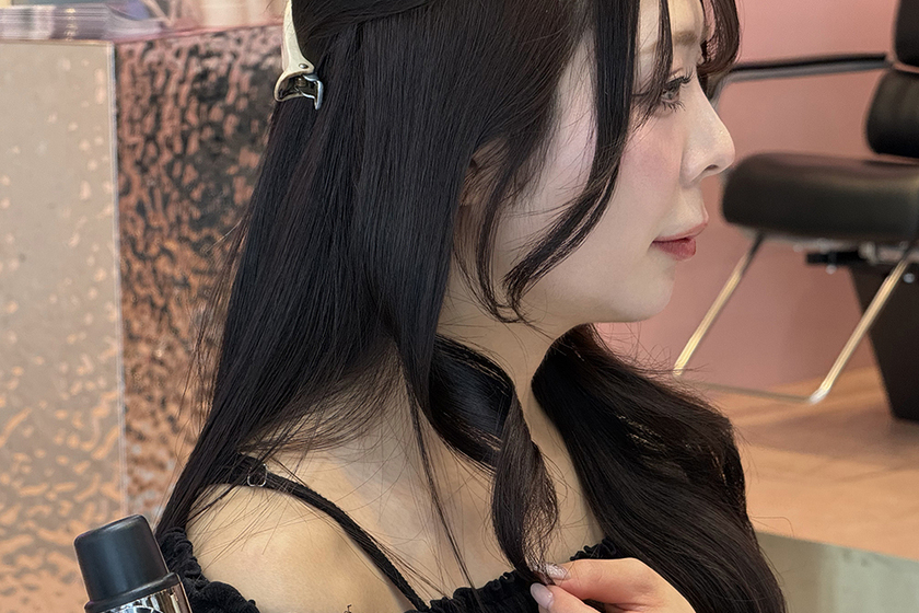 髪をつまんでいる画像