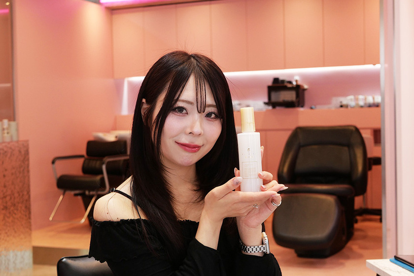 Mikaさんがフローディアを持っている画像