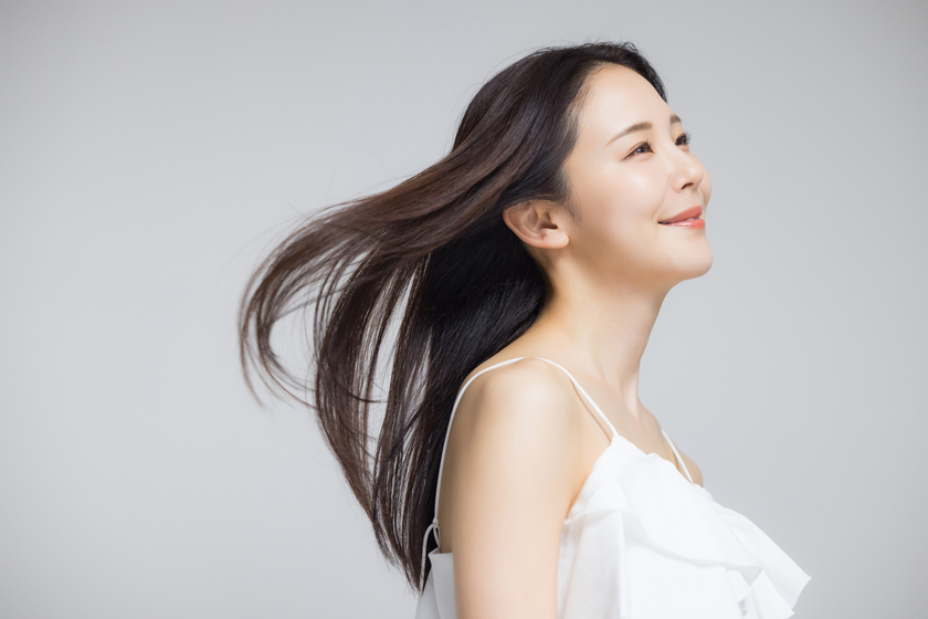 髪をなびかせている女性の画像
