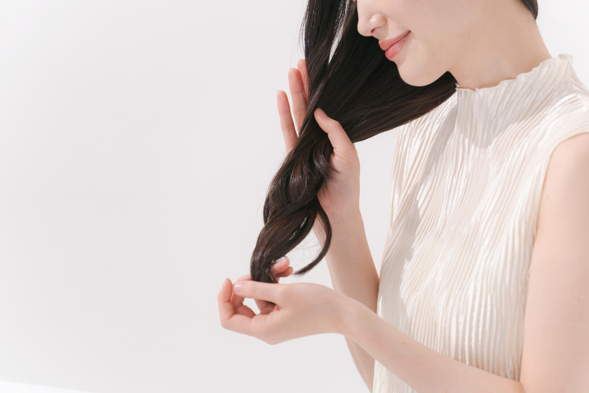 ヘアオイルをつけている画像