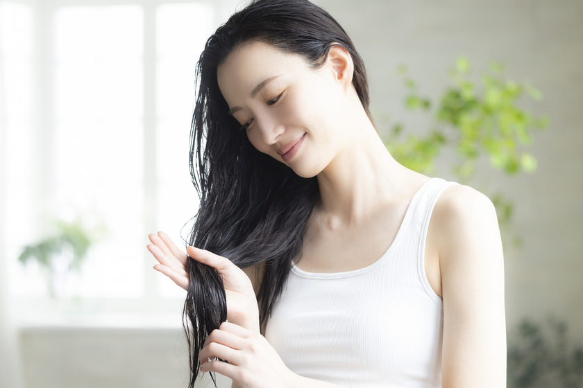 ヘアオイルをつけている画像